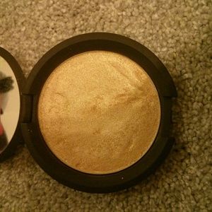 Becca champagne pop highlighter